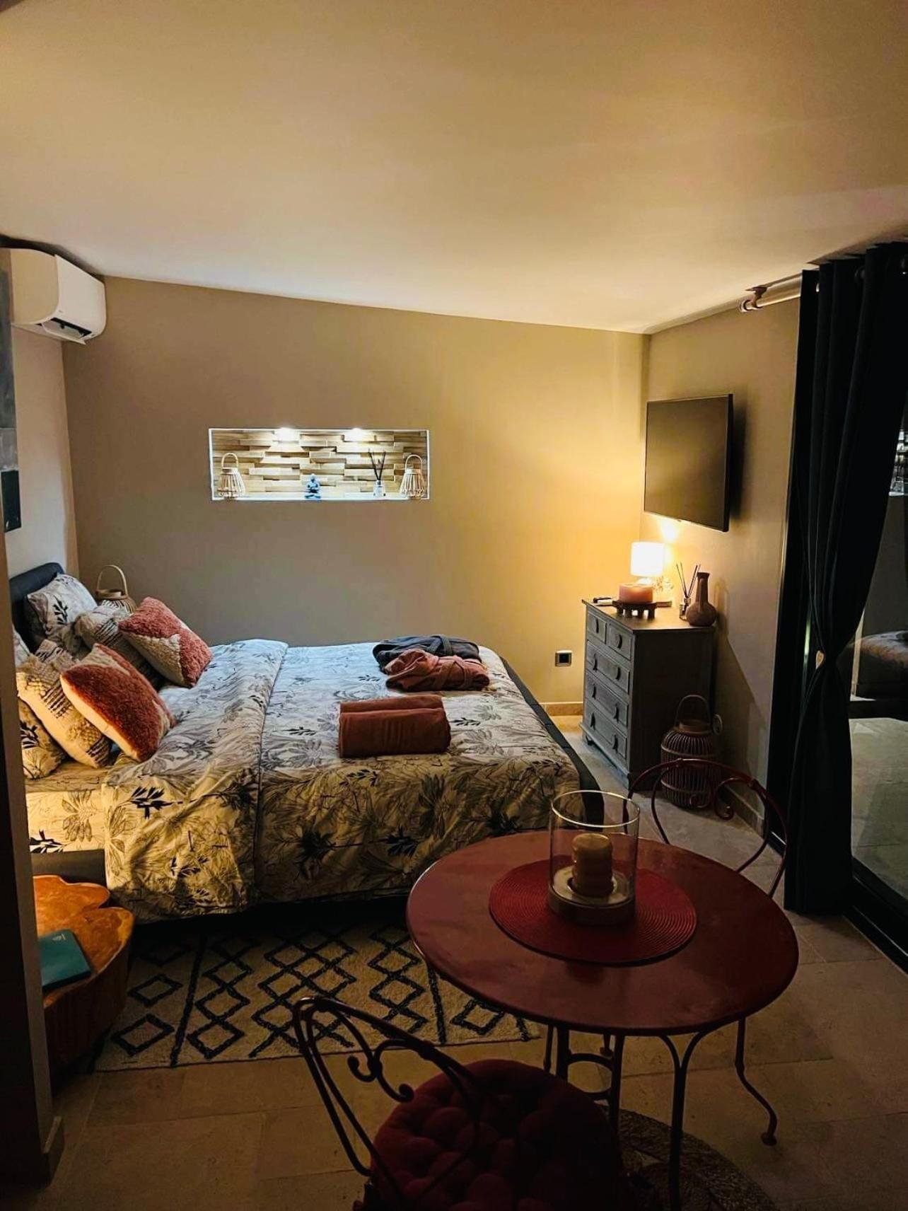 Le Cocoon Lodge Du Gapeau & Massage Solliès-Pont Kültér fotó